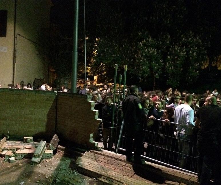 Calca alla festa: crolla un muro 