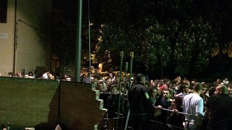 Calca alla festa: crolla un muro