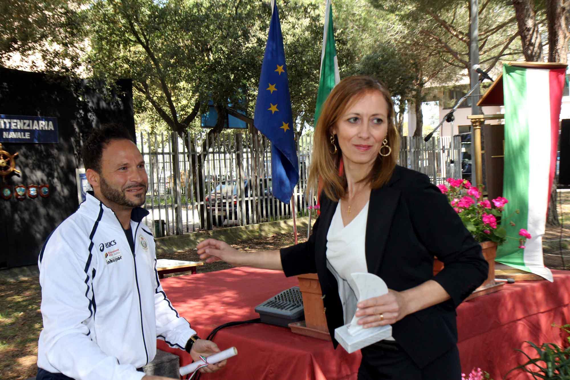 la direttrice del carcere premia un poliziotto (Salvini/Pentafoto)