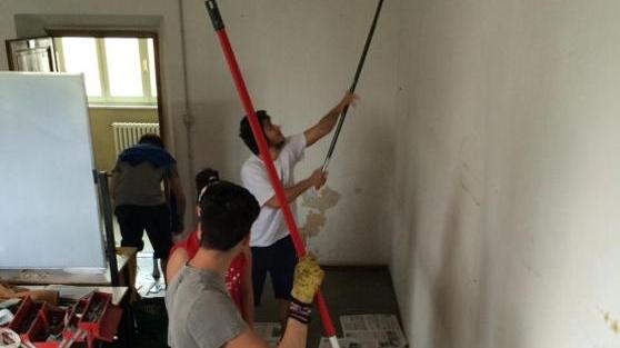 Studenti ripitturano le loro aule con la vernice anti-inquinamento