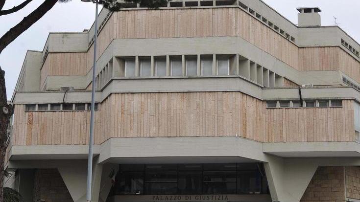 Offese razziste al supermarket, coppia rinviata a giudizio