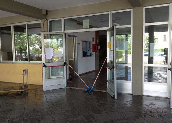 Si rompe un tubo, scuola allagata 