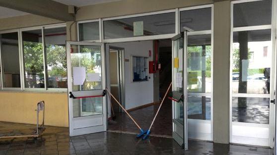 Si rompe un tubo, scuola allagata