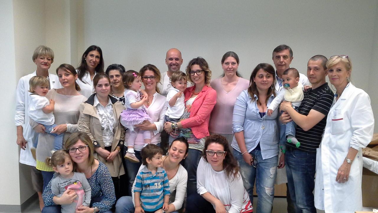Foto di gruppo con le mamme donatrici di latte all'ospedale San Luca