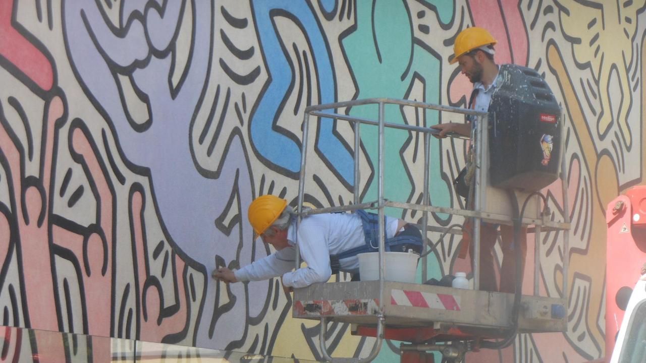 Al lavoro per proteggere il murale di Haring