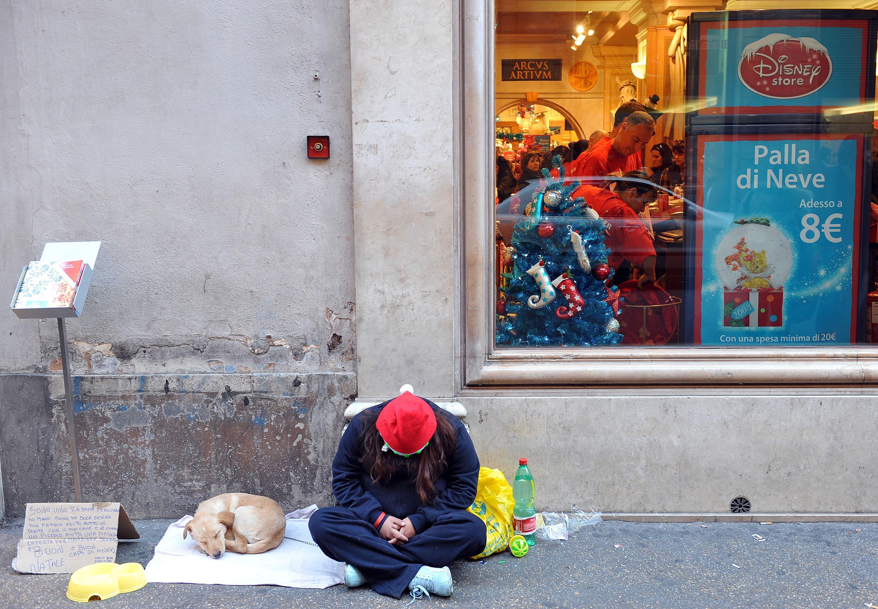 Nuove povertà, la Caritas: "Allarme per i giovani, i single e gli anziani" 
