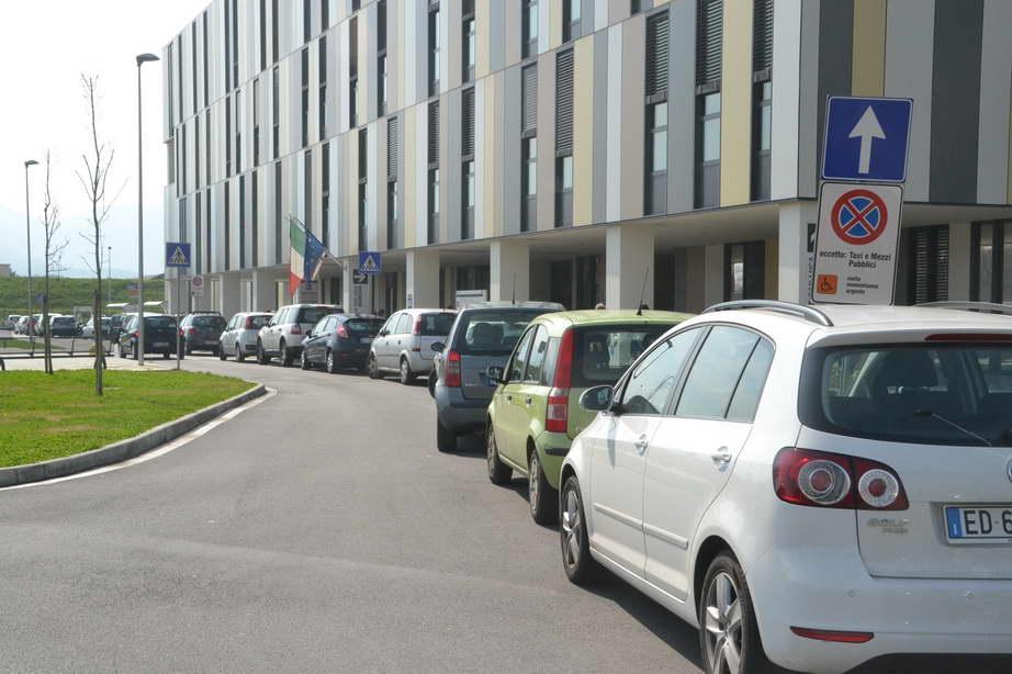 Auto in sosta vietata al San Luca