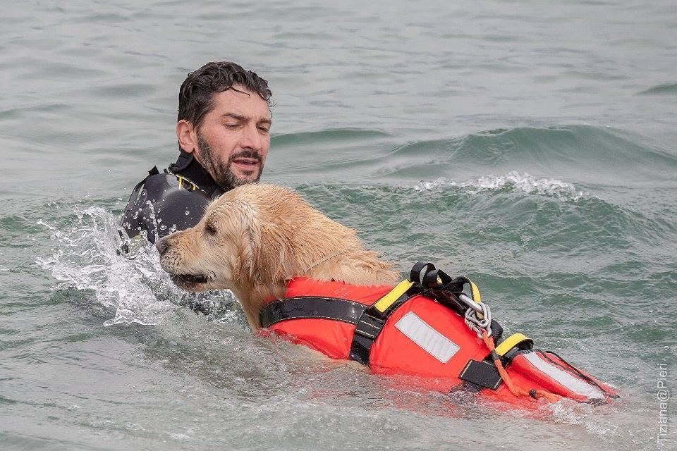 Sandro Petrillo con Brando durante un'esercitazione in mare