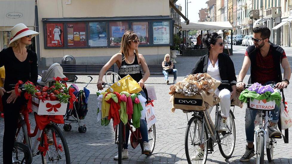 La vetrina a pedali dei negozi in centro