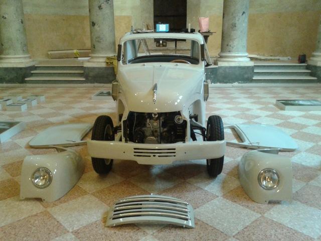 Una Fiat 500 Topolino entra in sinagoga