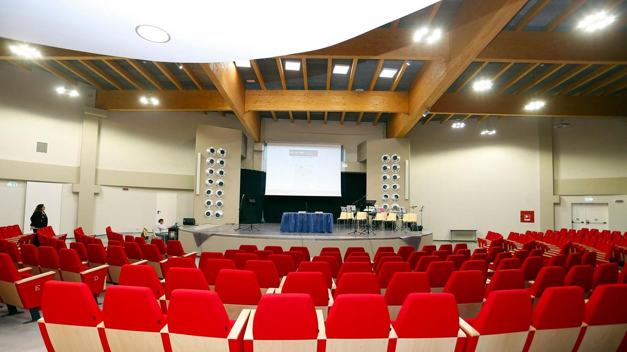L'interno dell'aula magna inaugurata a Mirandola nel polo scolastico