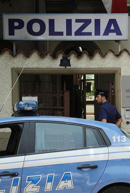 Poliziotti lo denunciano per furto poi gli comprano calzini e scarpe