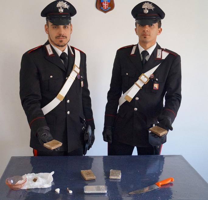 Arrestati con quattro panetti di hashish 