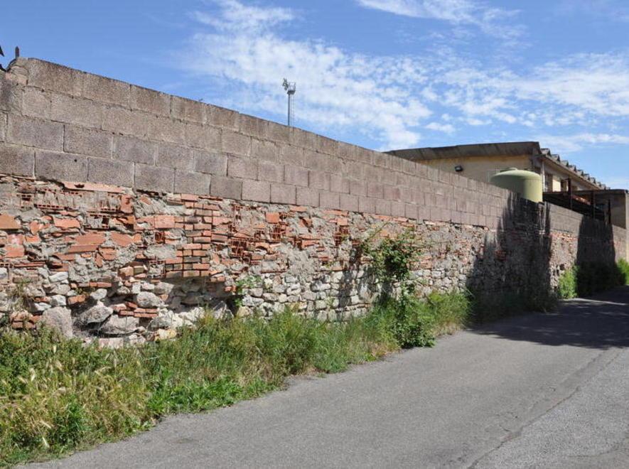 Muro instabile e pericolante scatta la demolizione