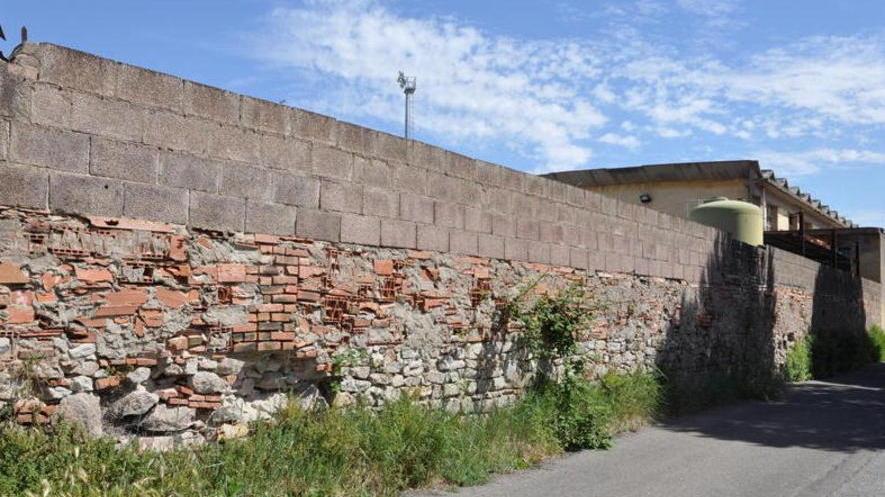 Muro instabile e pericolante scatta la demolizione
