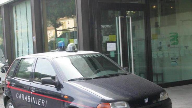 Rinchiude i figli al buio e minaccia la compagna