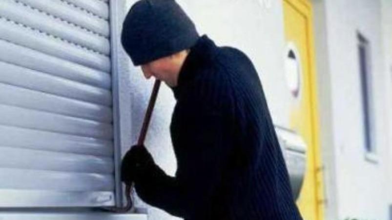 Ladri in azione di notte nella casa di un medico