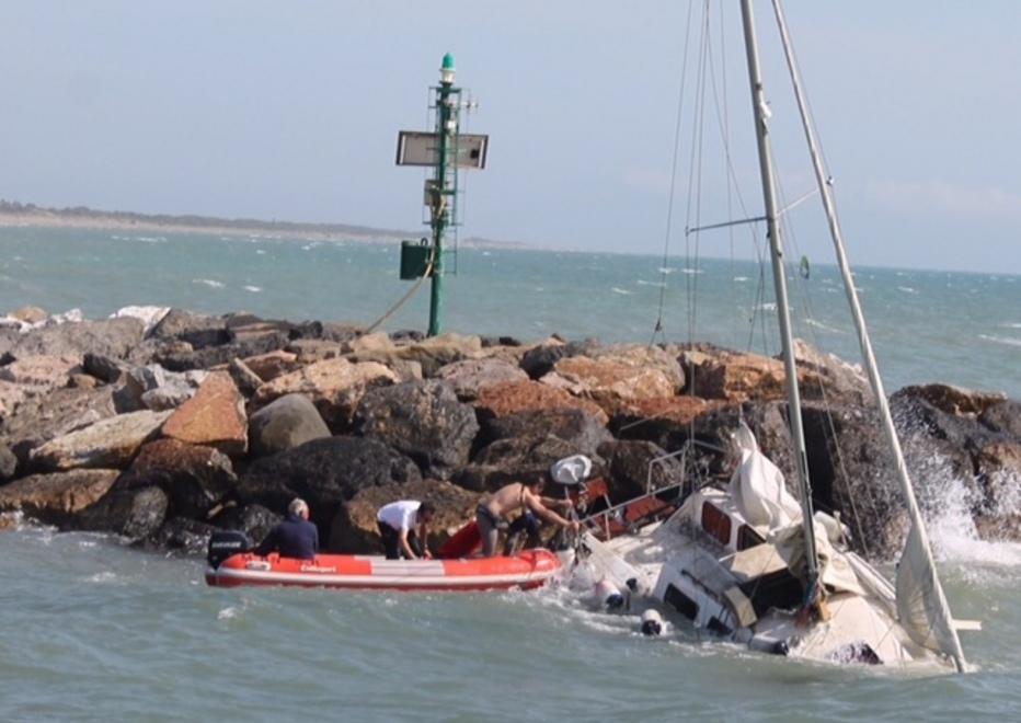 La barca a vela affondata a Marina di Grosseto (foto per gentile concessione di E.Scognamiglio)