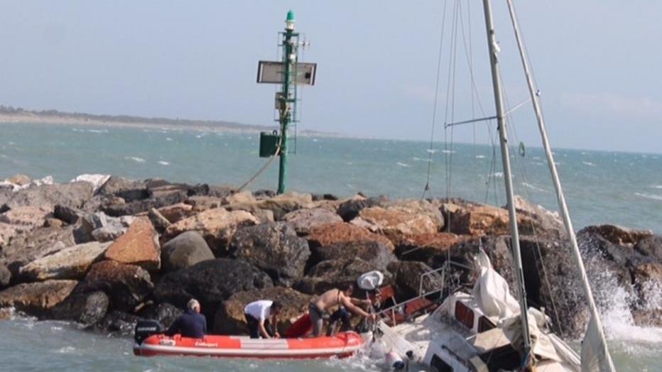La barca a vela affondata a Marina di Grosseto (foto per gentile concessione di E.Scognamiglio)