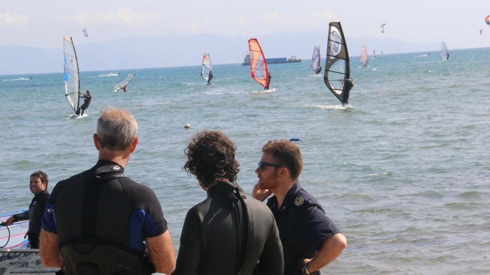 Surfista disperso al largo trovato dopo tre ore