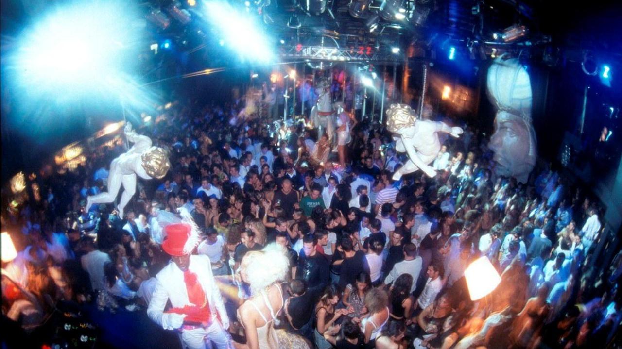 Ragazzi in discoteca (foto d'archivio)