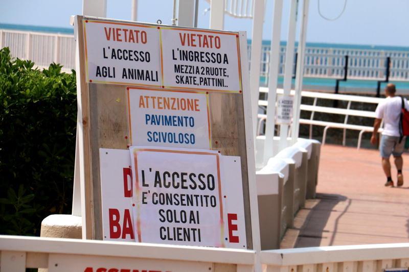 L'ingresso di uno degli stabilimenti balneari della città (Marzi Pentafoto)