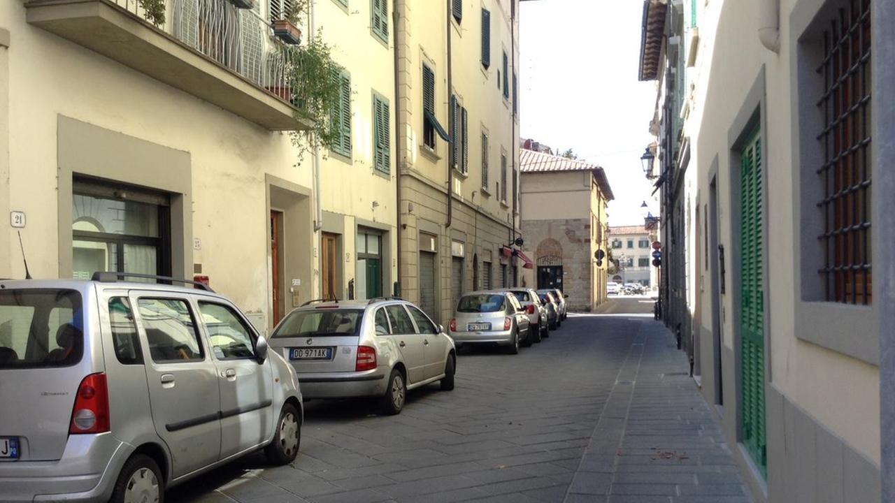 Via della Tinaia con ancora il terriccio dei vasi a terra