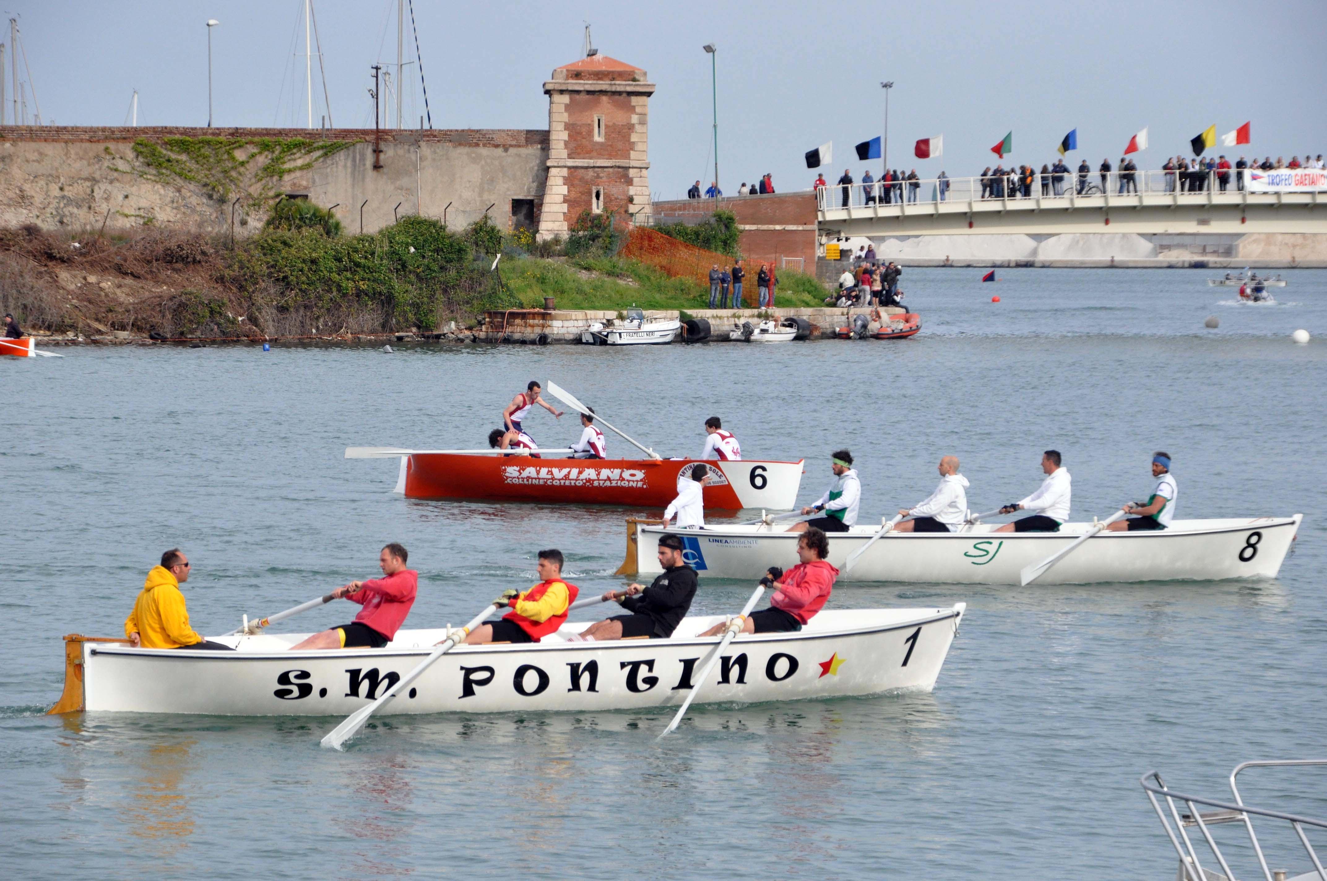 Una competizione remiera (foto di archivio)