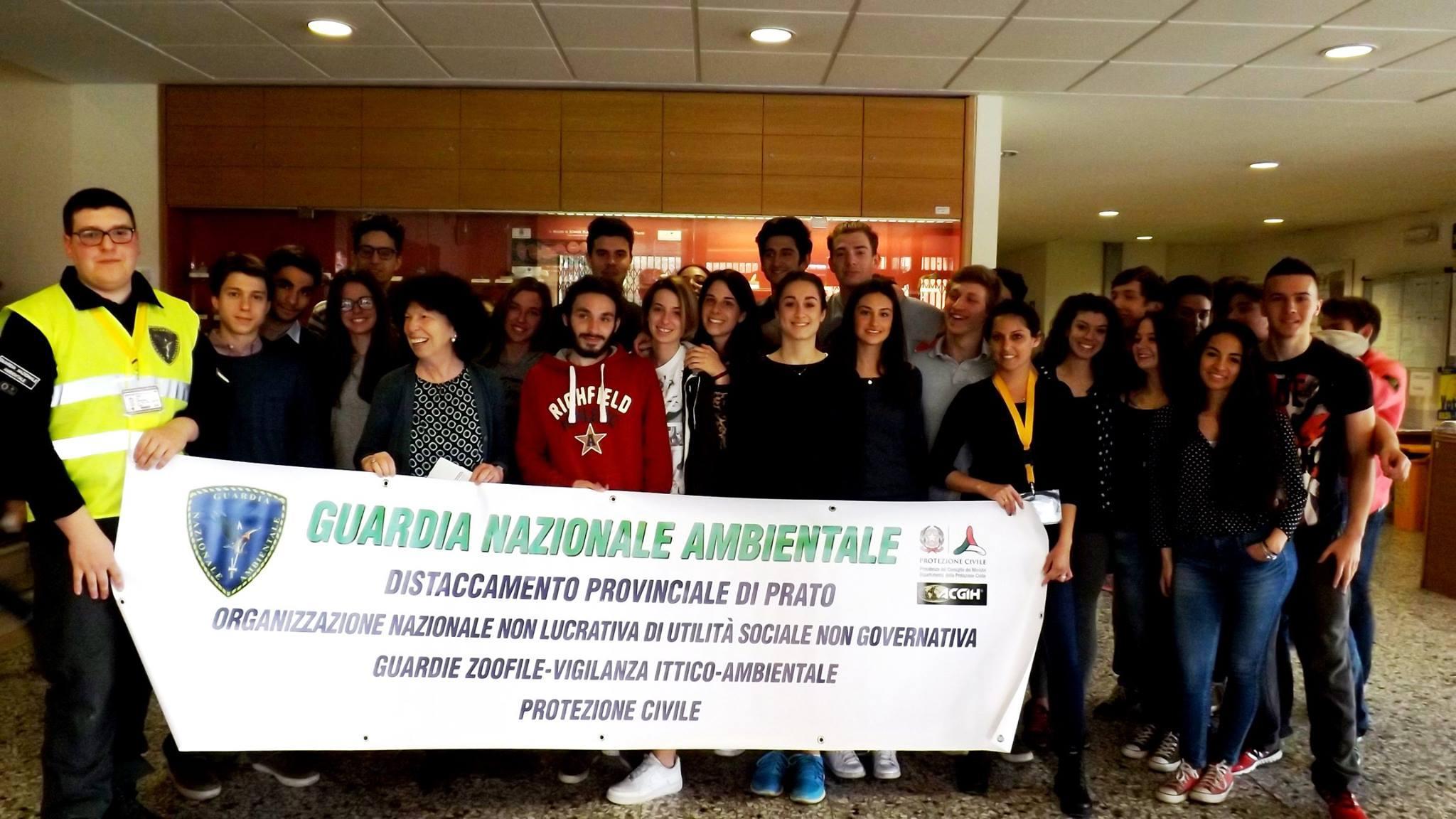 Le guardie ambientali assieme agli studenti del Copernico 