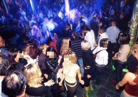 Ragazzi in discoteca (foto d'archivio)