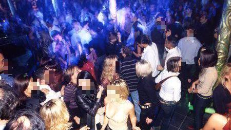 Ragazzi in discoteca (foto d'archivio)