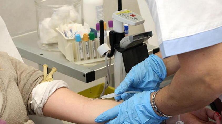 Prelievo di sangue in un distretto Asl