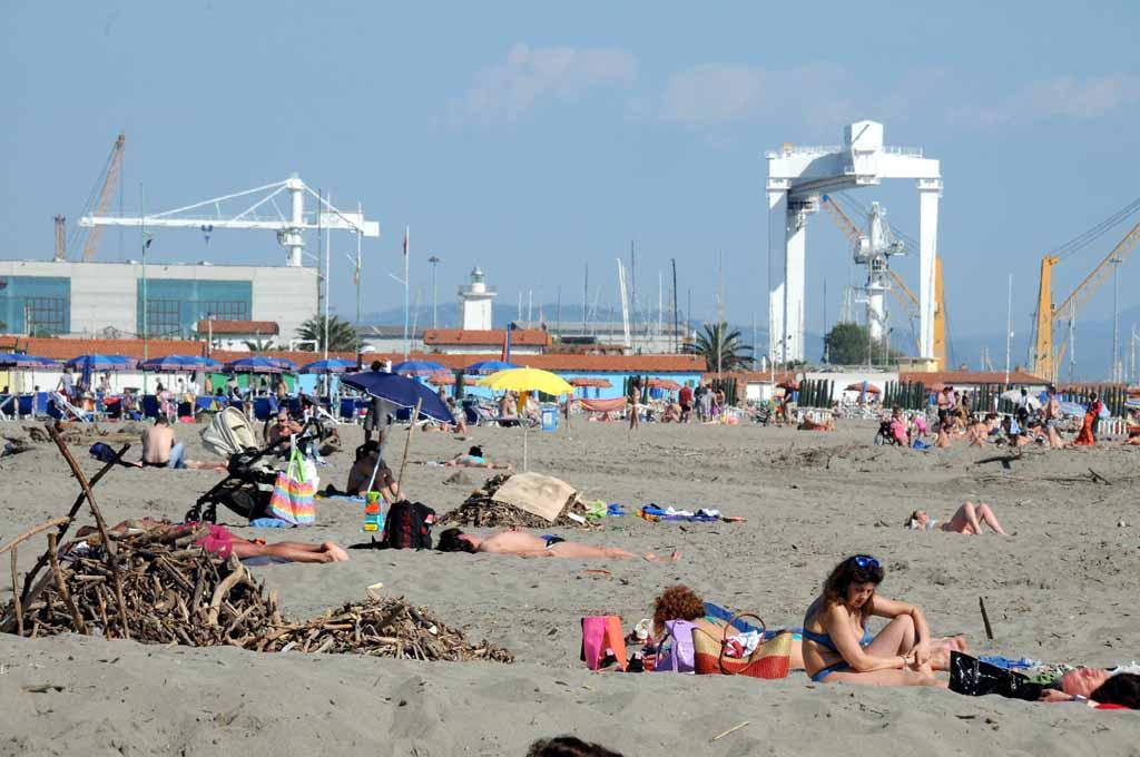 Alla spiaggia libera cumuli di sporcizia fra i bagnanti