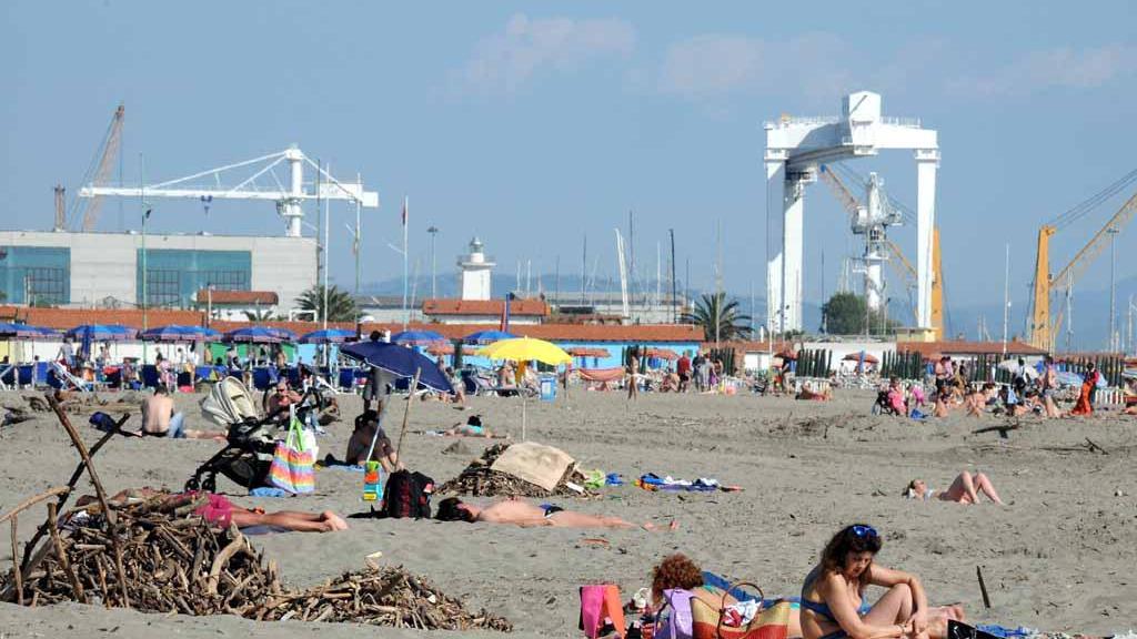 Alla spiaggia libera cumuli di sporcizia fra i bagnanti