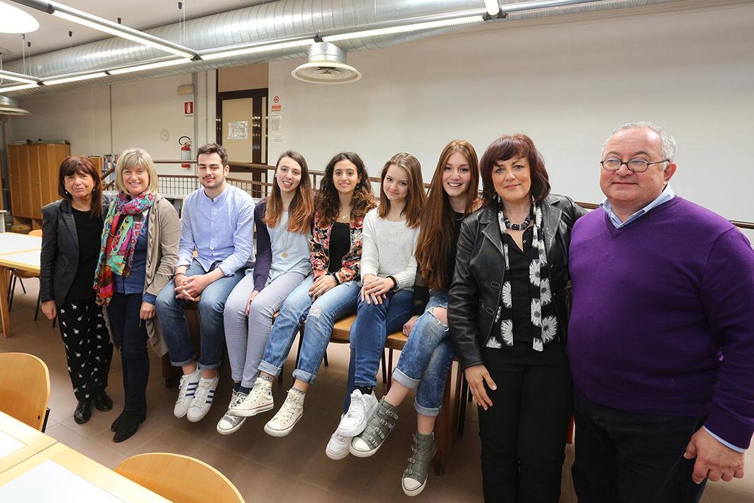 Gli studenti protagonisti del progetto insieme alle insegnanti e al preside
