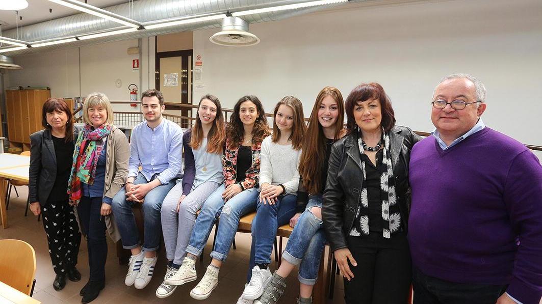 Gli studenti protagonisti del progetto insieme alle insegnanti e al preside