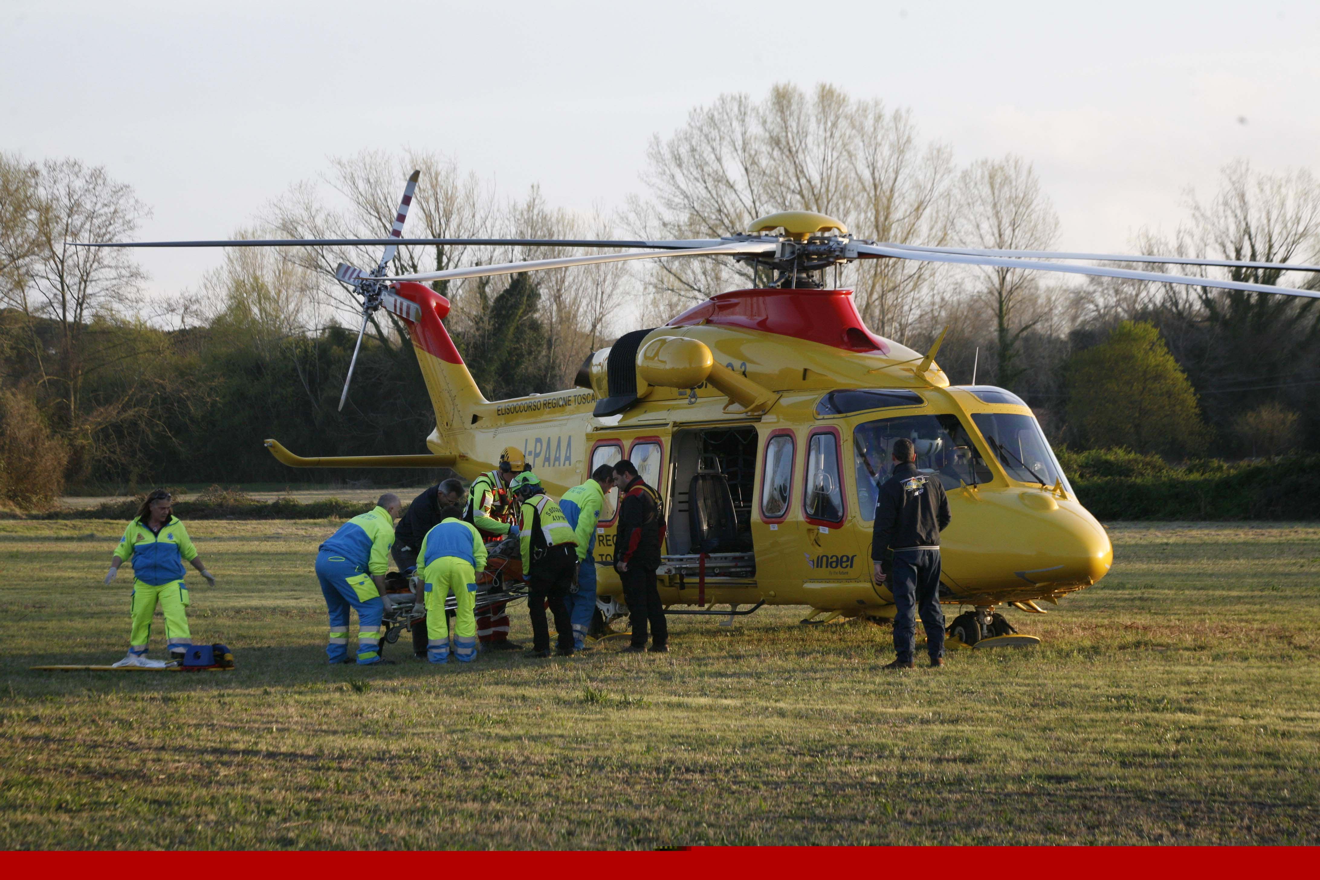 L'elicottero Pegaso trasporta un ferito all'ospedale di Cisanello 