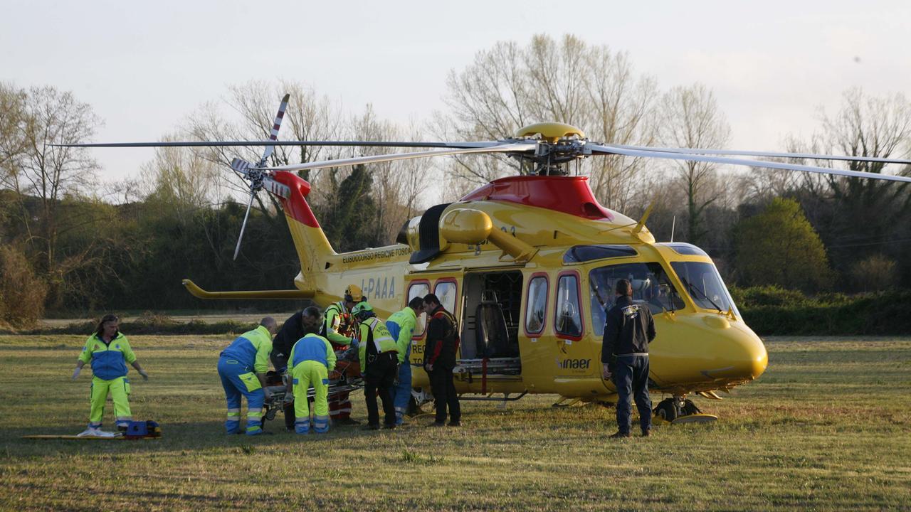 L'elicottero Pegaso trasporta un ferito all'ospedale di Cisanello