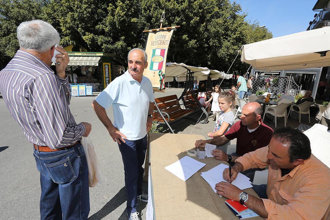 La raccolta delle iscrizioni per la sfilata (Foto Agenzia Carlo Sestini)