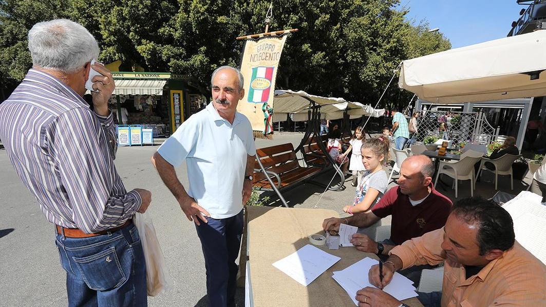 La raccolta delle iscrizioni per la sfilata (Foto Agenzia Carlo Sestini)