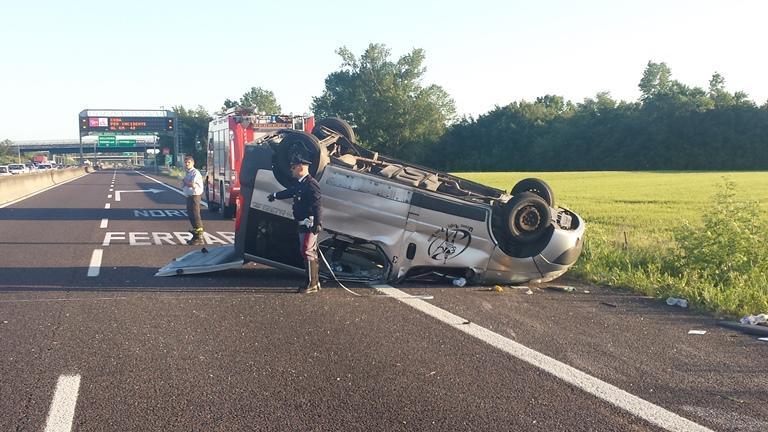 Il pullmino si è rovesciato poco prima di Ferrara Nord