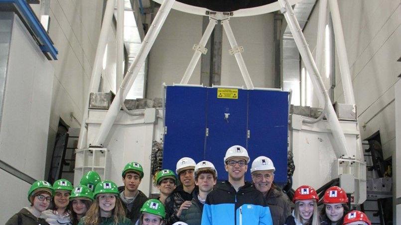 Foto di gruppo per gli alunni del Cecioni in visita al telescopio italiano