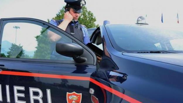 Chiama il 112 ma poi prende a calci l’auto dei carabinieri