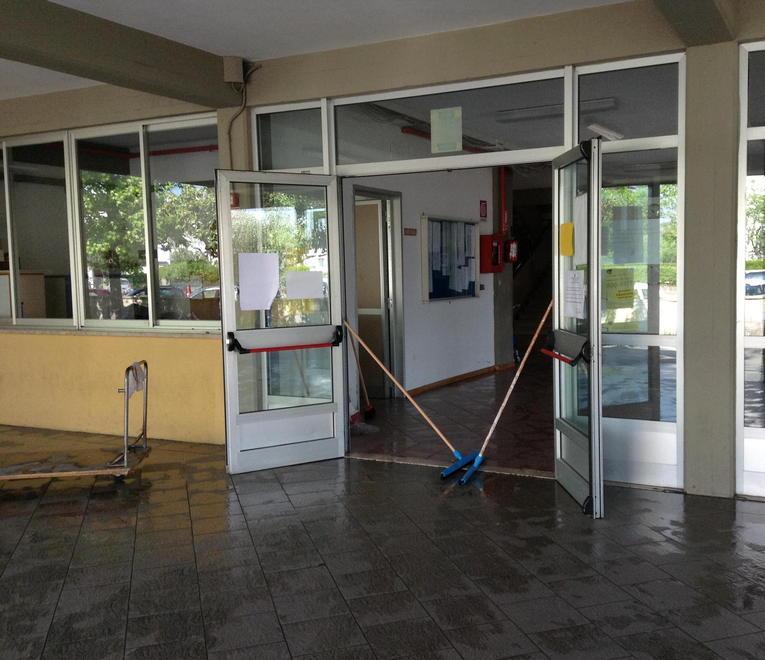 Lezioni in giardino causa allagamento