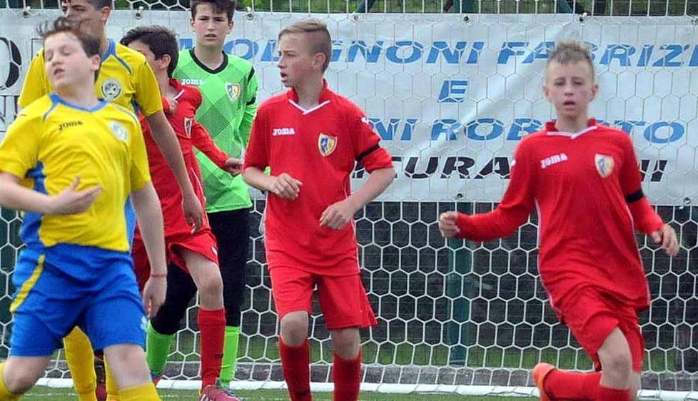 I baby calciatori portano il lutto al braccio 