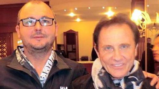 Muore a 44 anni sotto gli occhi del figlio