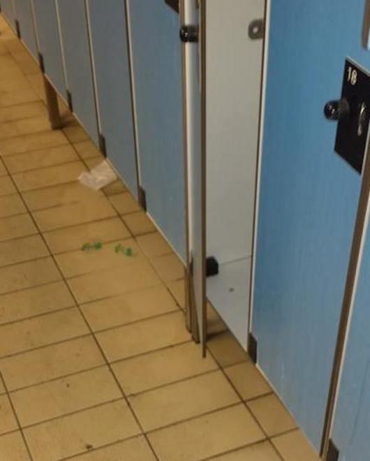 La società spende 150.000 euro di pulizie ma i bagni sono sporchi