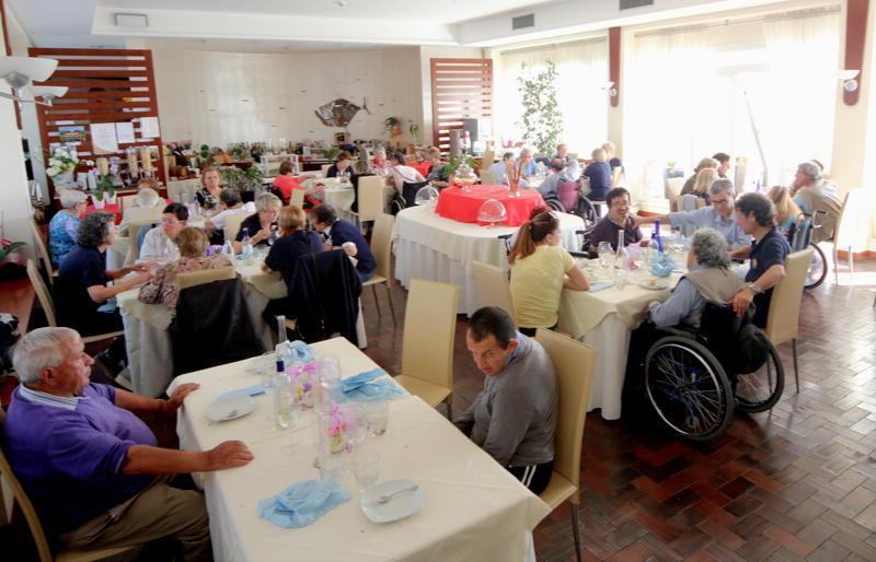 Il gruppo dei disabili a pranzo alla Vela (Marzi/Pentafoto)