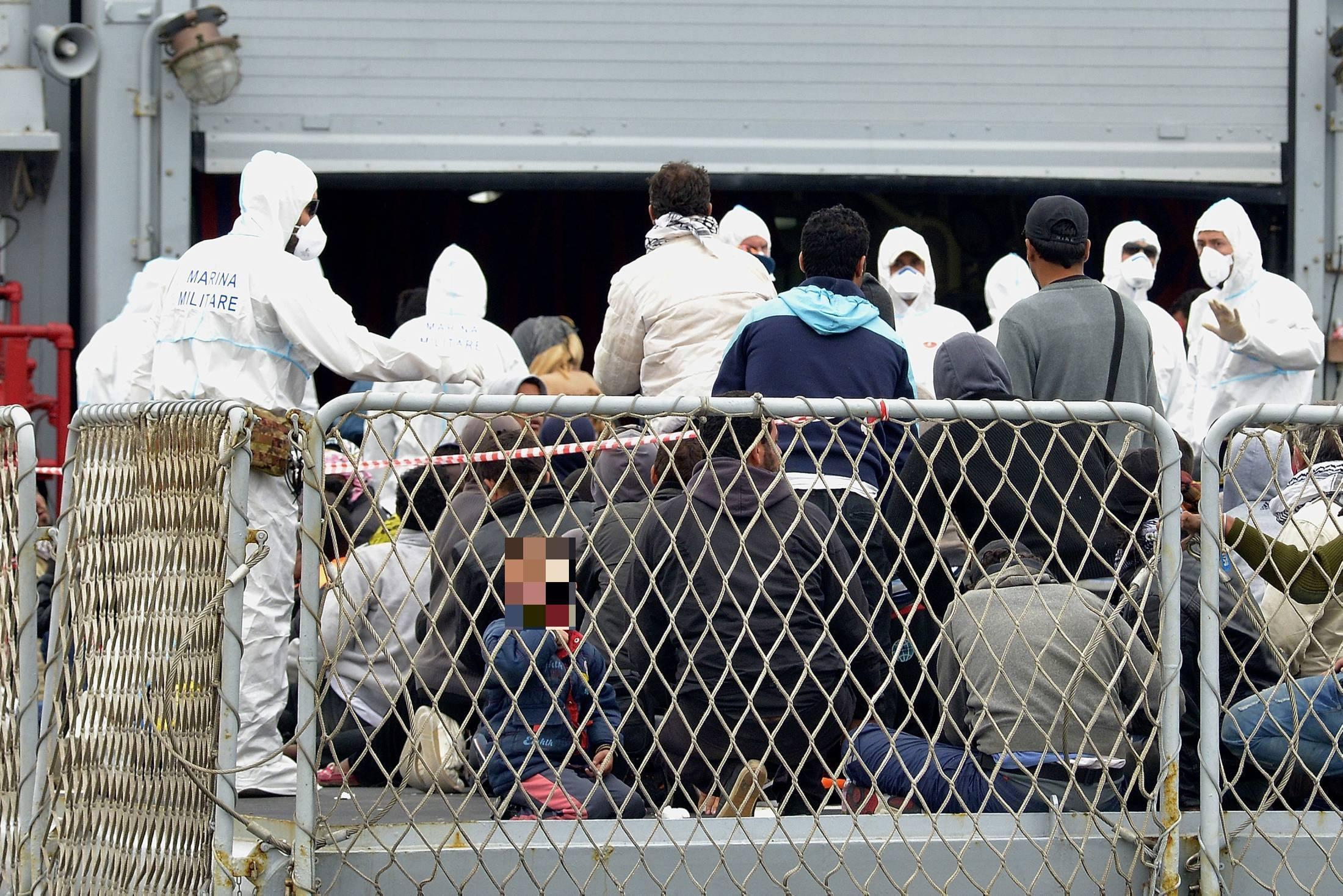 Profughi dalla Libia sbarcati nel porto di taranto (foto d'archivio)