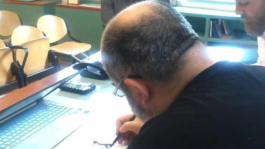 Giuseppe Palumbo mentre realizza il Diabolik “ladro di Pinocchio”